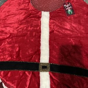 Christmas tree skirt Santa's suit 🎅 NEW 52 inch diameter tie closure 💕